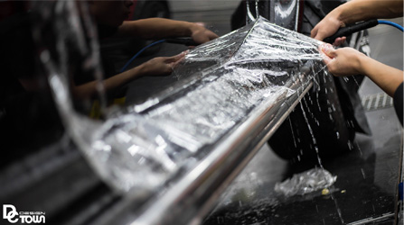 张贴汽车玻璃膜时需要注意哪些事项？