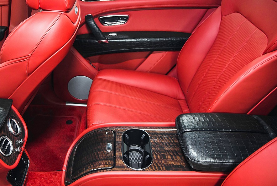 宾利添越 内饰鳄鱼皮包覆